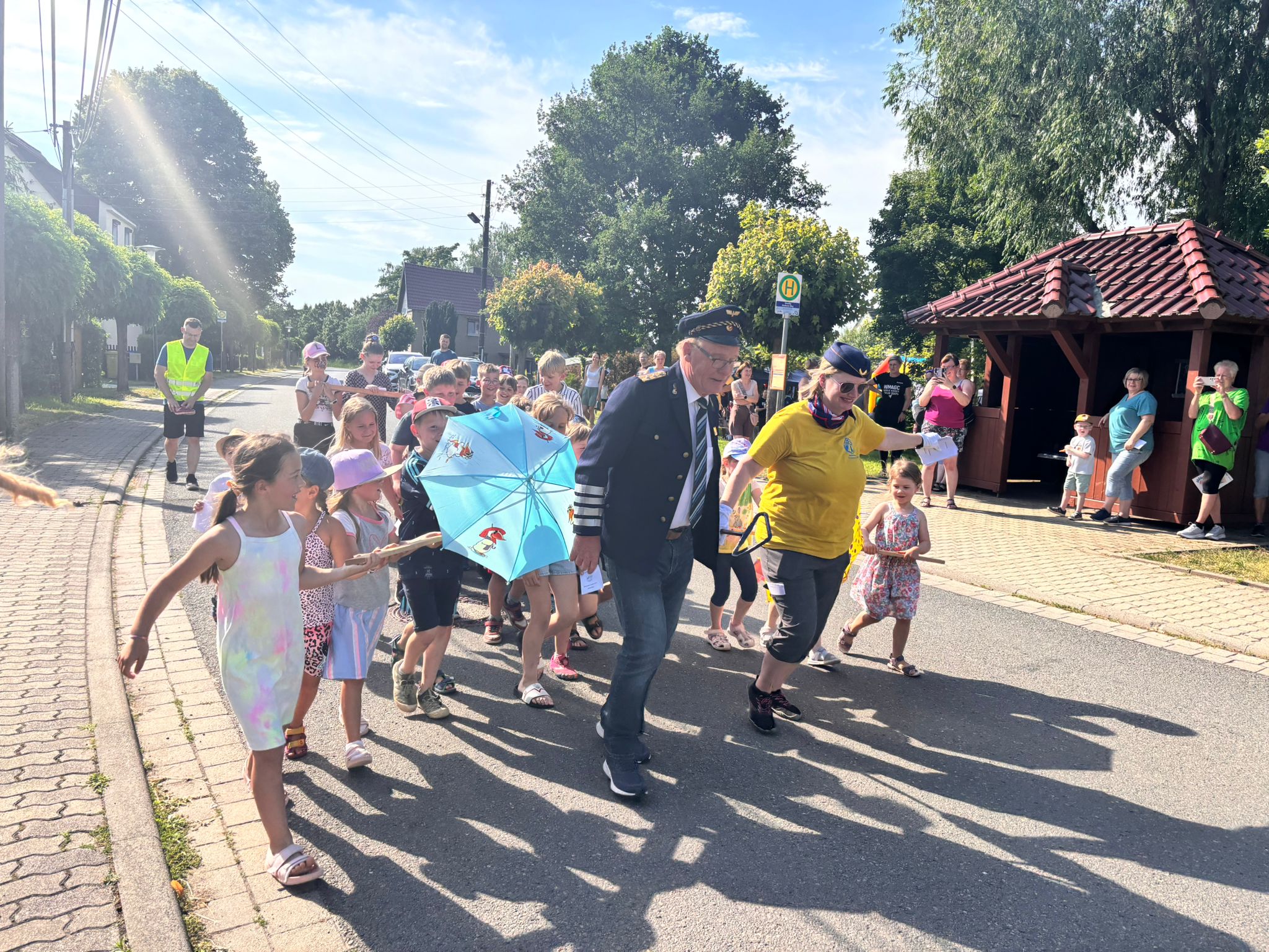 Kinder spielen auf einer Hüpfburg beim Kinderfest des Heimatvereins Zwebendorf im Juni 2026.